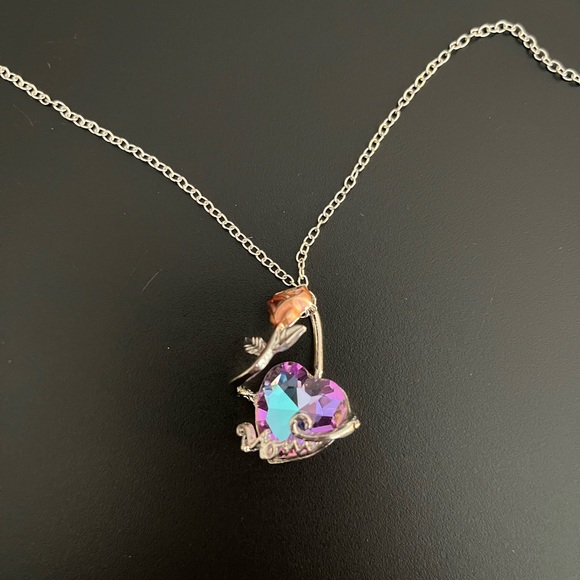 ☄️This stunning heart and rose pendant necklace is perfect for Mother’s Day! 18” - Picture 12 of 14